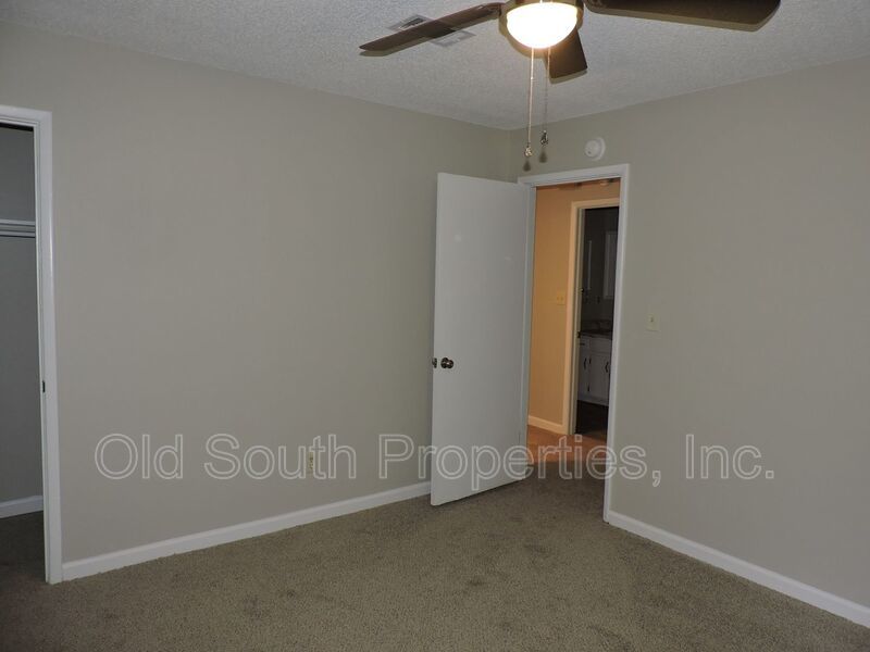 Convenient to schools & shopping! property image