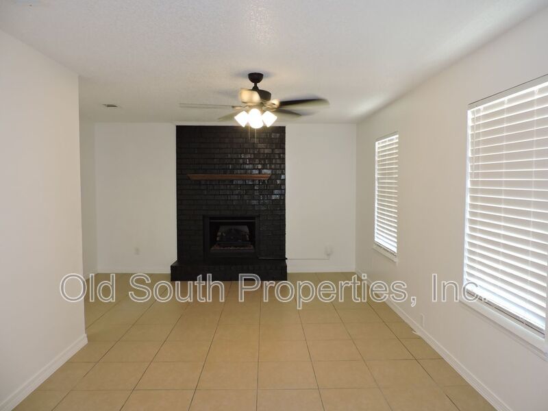 Easy access to schools, shopping & bases! property image