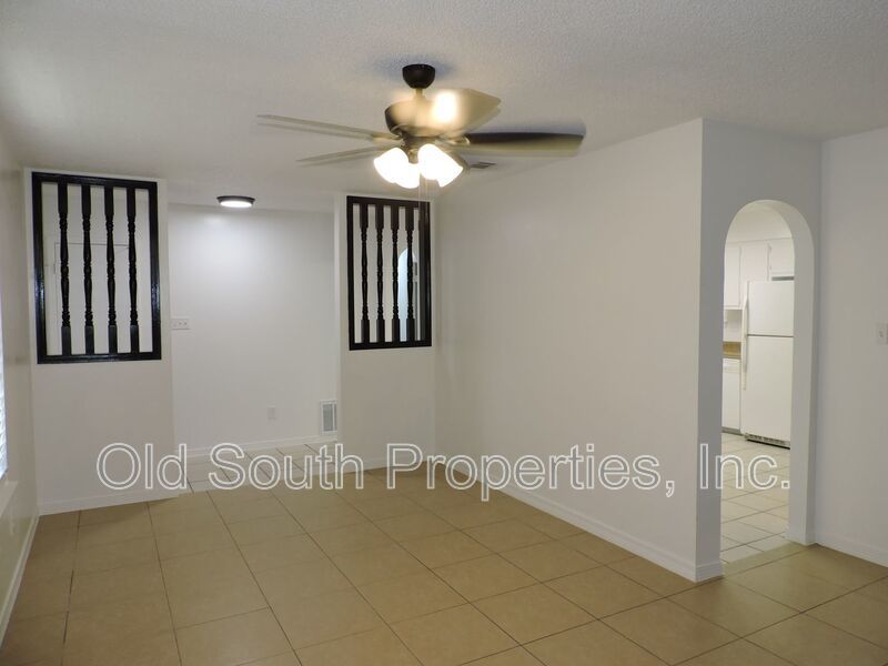 Easy access to schools, shopping & bases! property image