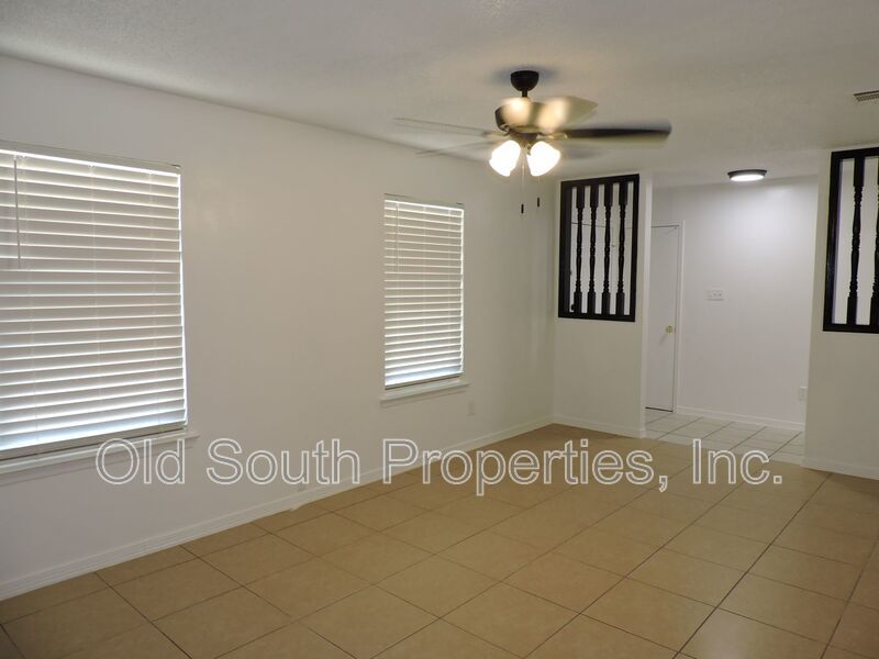 Easy access to schools, shopping & bases! property image