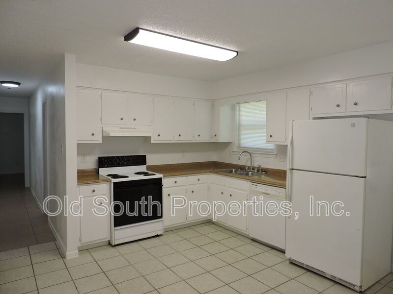 Easy access to schools, shopping & bases! property image