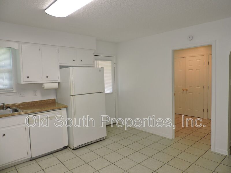 Easy access to schools, shopping & bases! property image
