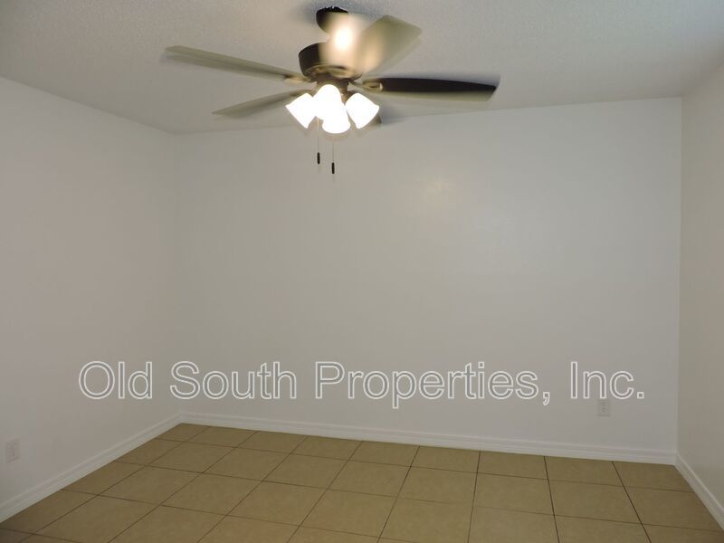 Easy access to schools, shopping & bases! property image