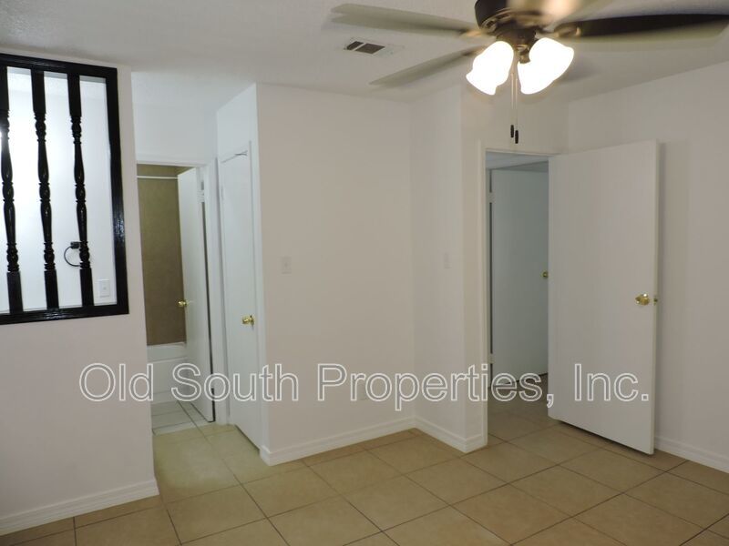 Easy access to schools, shopping & bases! property image