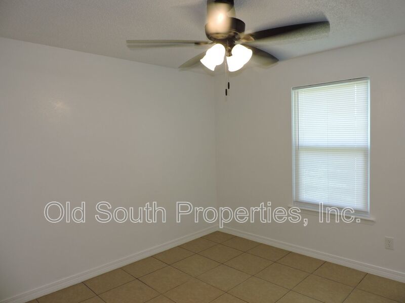 Easy access to schools, shopping & bases! property image