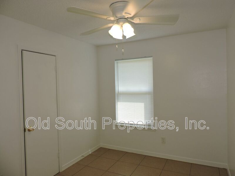 Easy access to schools, shopping & bases! property image
