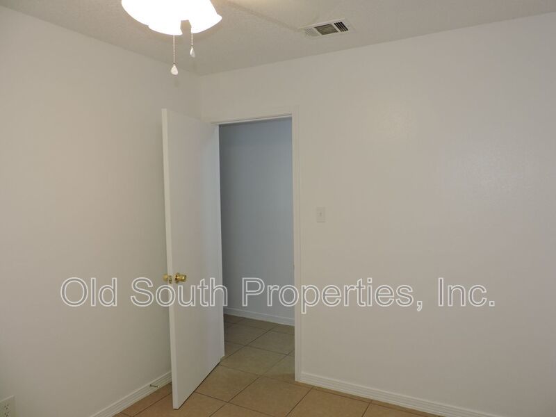 Easy access to schools, shopping & bases! property image