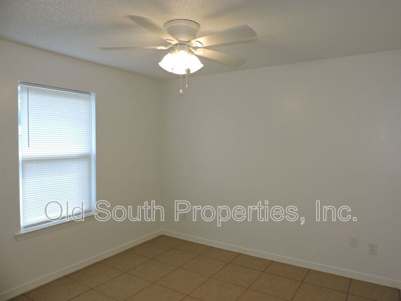 Easy access to schools, shopping & bases! property image
