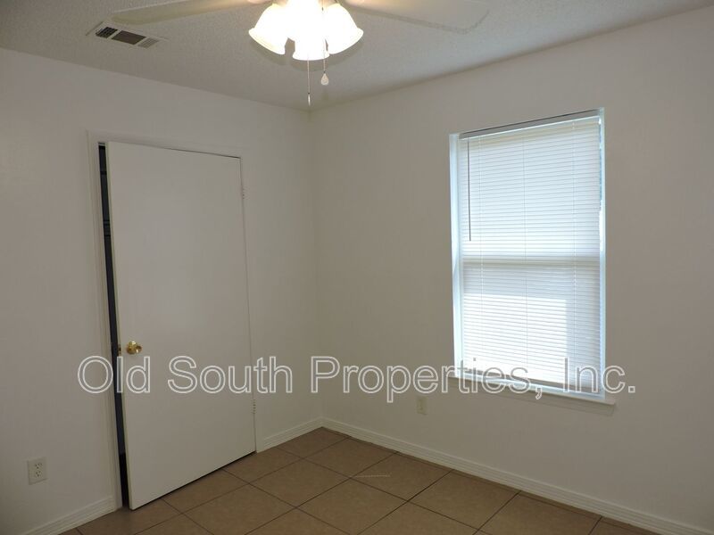 Easy access to schools, shopping & bases! property image