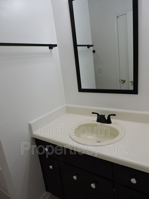 Easy access to schools, shopping & bases! property image