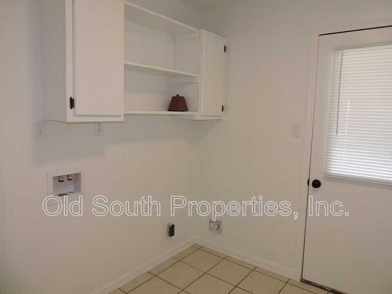 Easy access to schools, shopping & bases! property image
