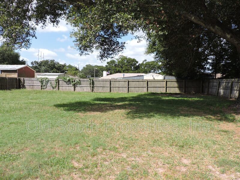 Easy access to schools, shopping & bases! property image