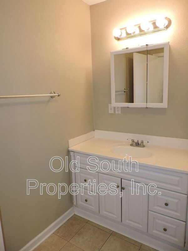 Convenient to downtown Pensacola & bases! property image