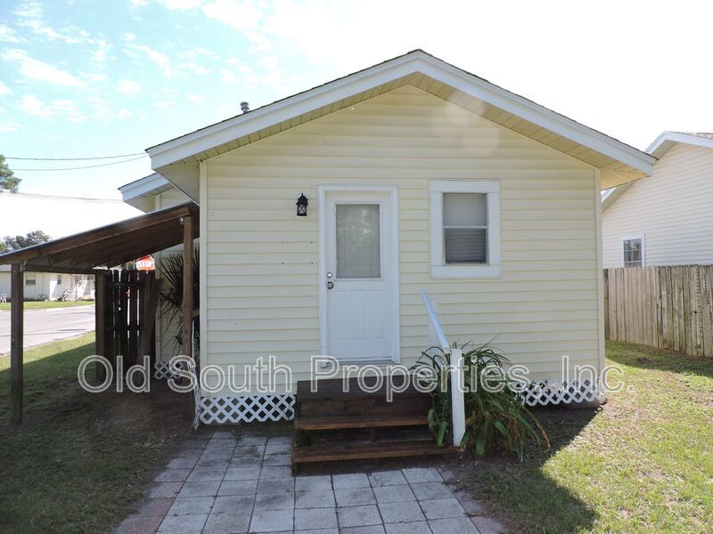 Convenient to downtown Pensacola & bases! property image