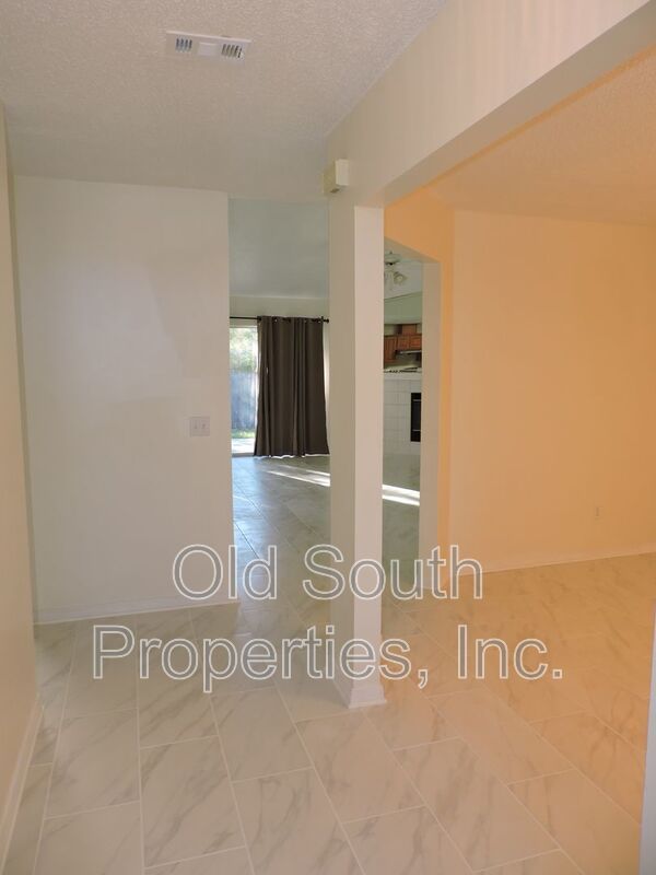 Convenient to bases & shopping! property image