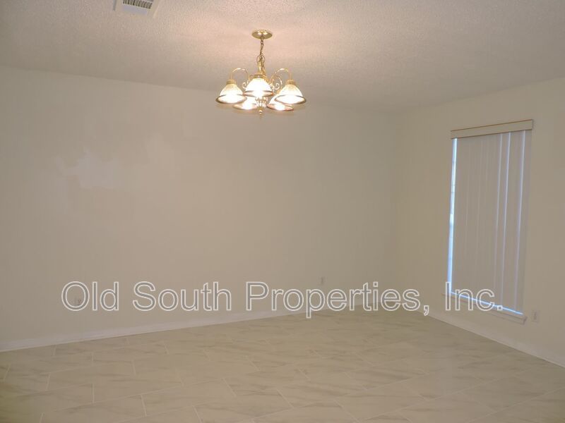 Convenient to bases & shopping! property image