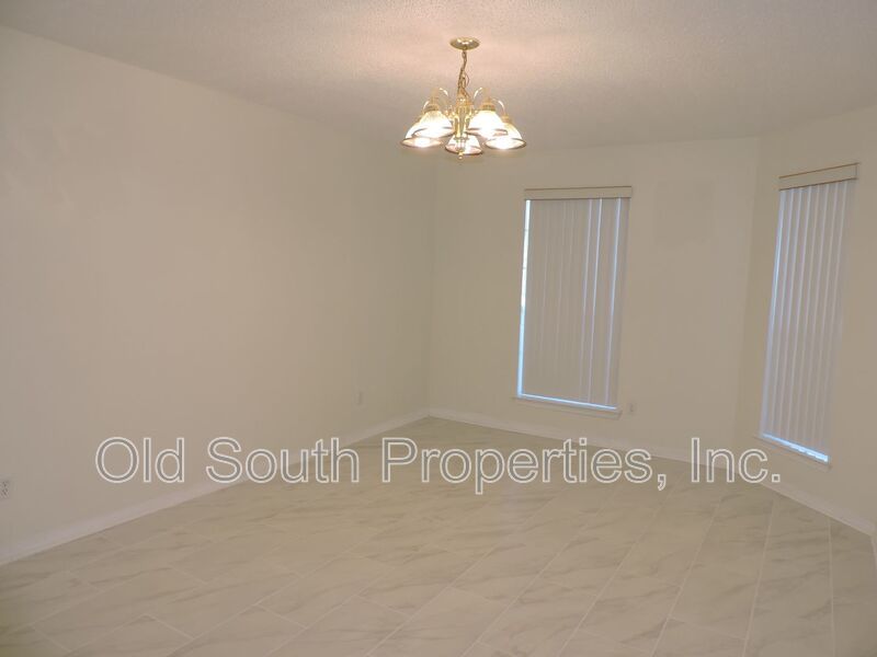 Convenient to bases & shopping! property image