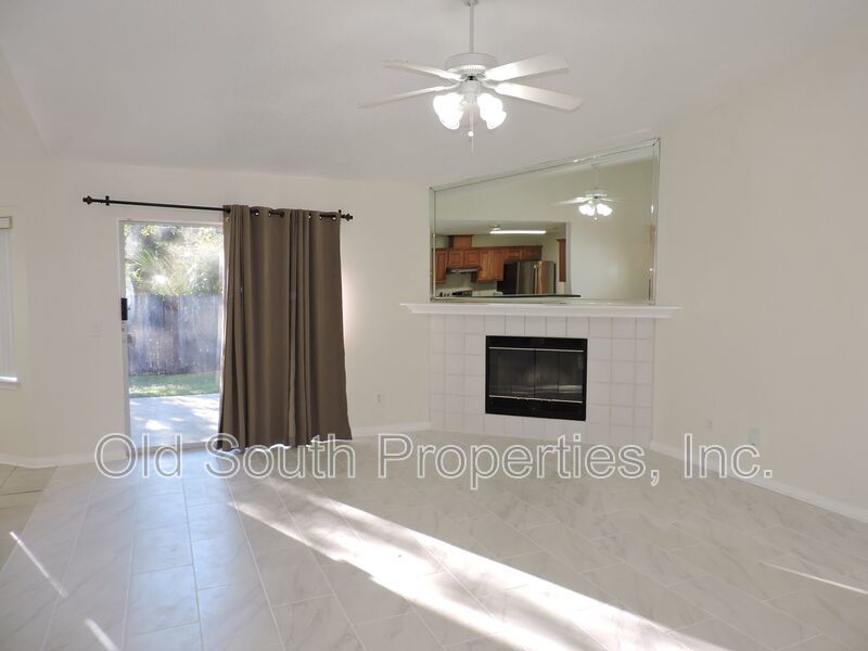 Convenient to bases & shopping! property image
