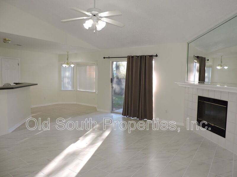 Convenient to bases & shopping! property image