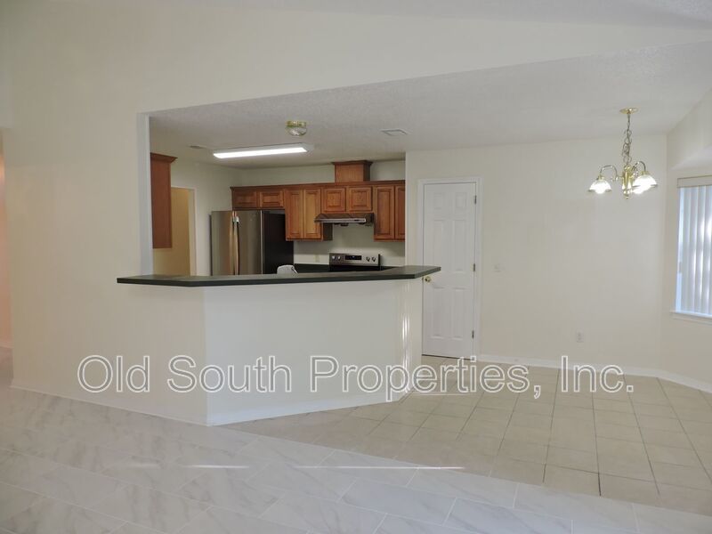 Convenient to bases & shopping! property image