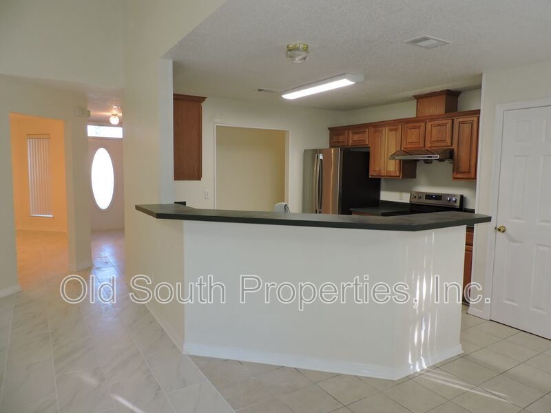 Convenient to bases & shopping! property image