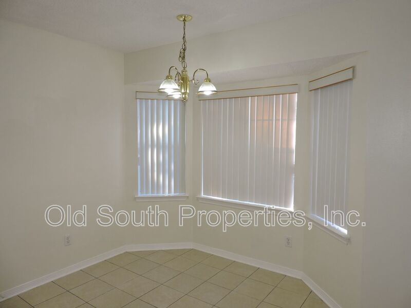Convenient to bases & shopping! property image