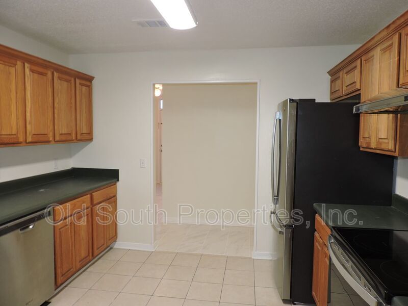 Convenient to bases & shopping! property image