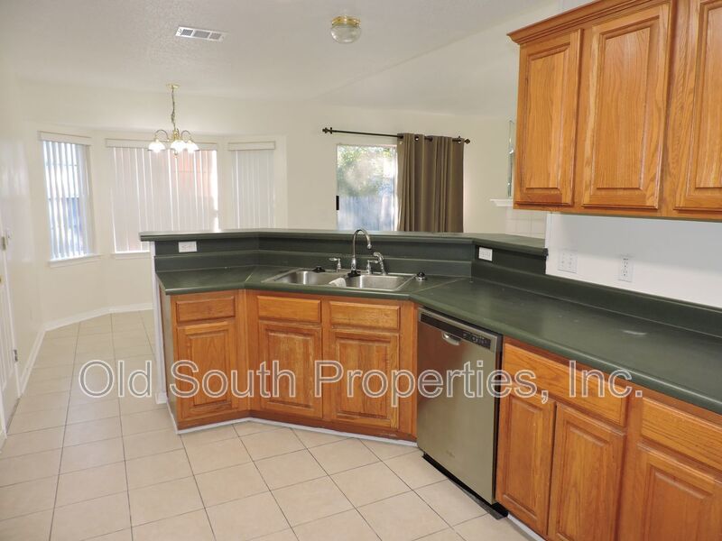 Convenient to bases & shopping! property image