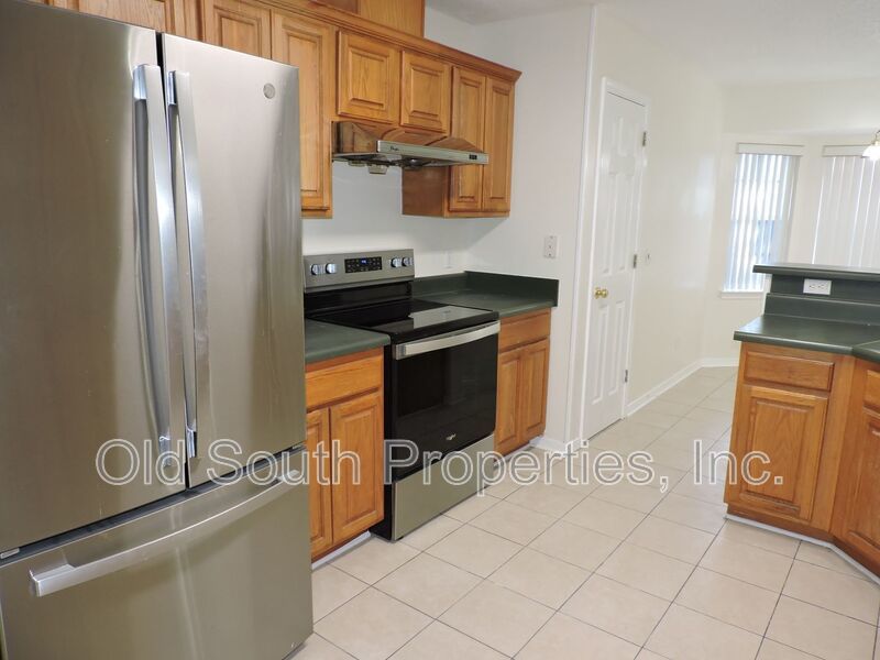 Convenient to bases & shopping! property image