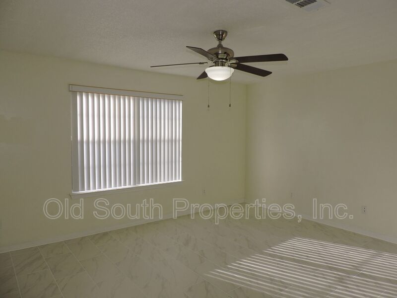 Convenient to bases & shopping! property image