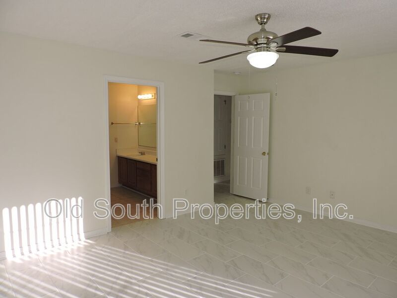 Convenient to bases & shopping! property image