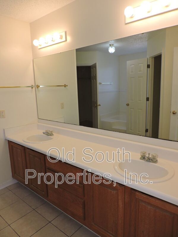 Convenient to bases & shopping! property image