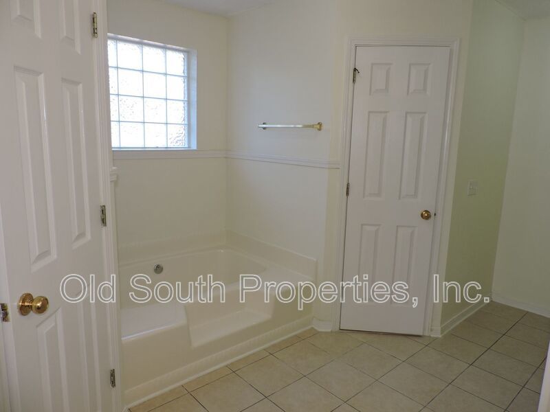 Convenient to bases & shopping! property image