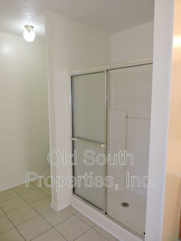 Convenient to bases & shopping! property image