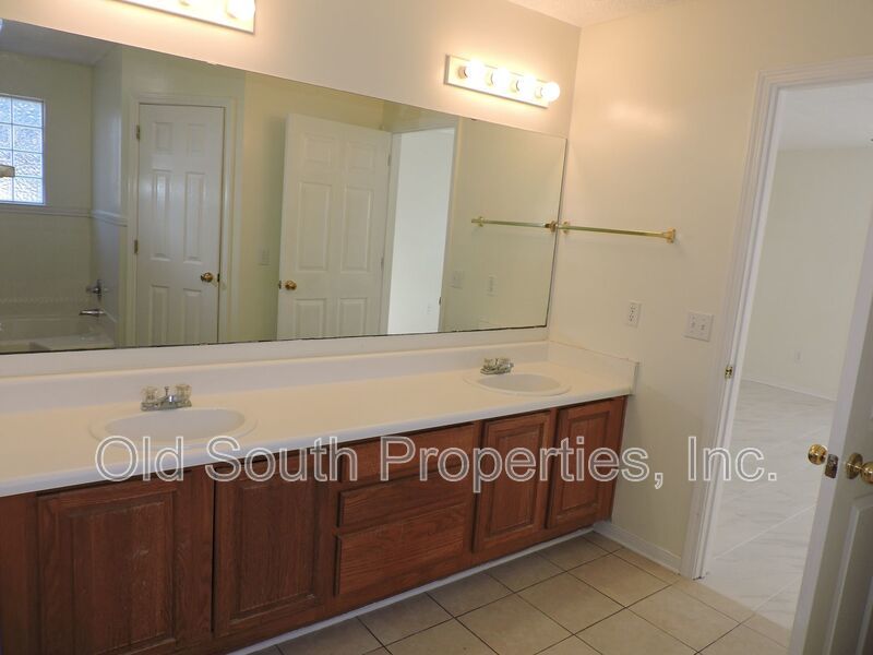 Convenient to bases & shopping! property image