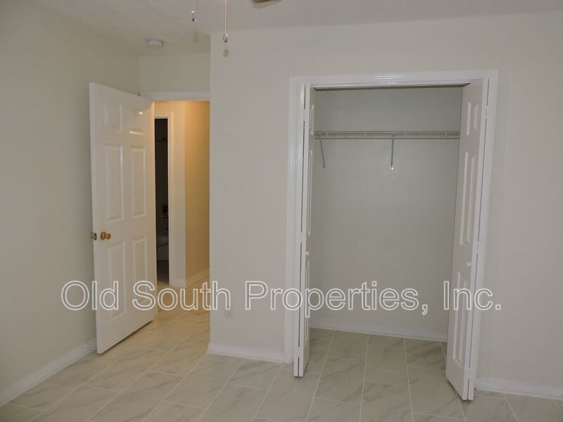 Convenient to bases & shopping! property image