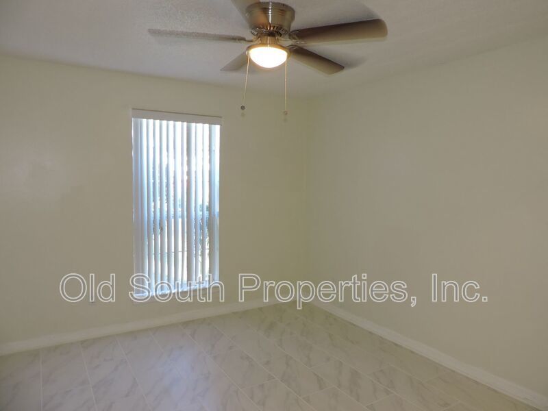 Convenient to bases & shopping! property image