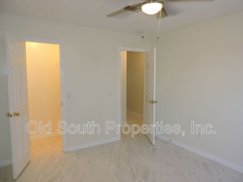 Convenient to bases & shopping! property image