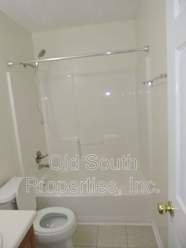 Convenient to bases & shopping! property image