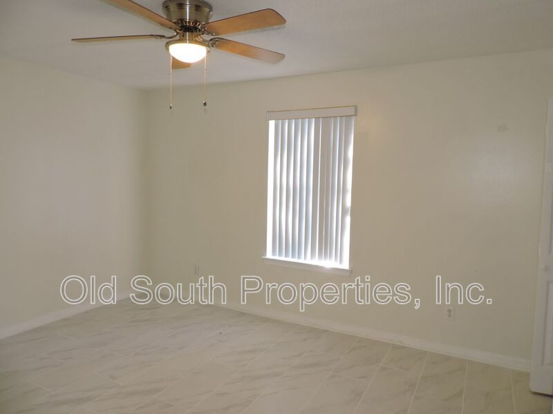 Convenient to bases & shopping! property image