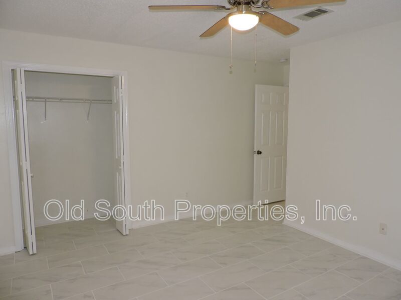 Convenient to bases & shopping! property image