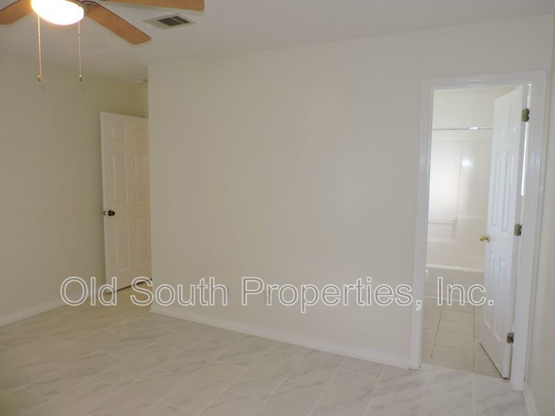 Convenient to bases & shopping! property image