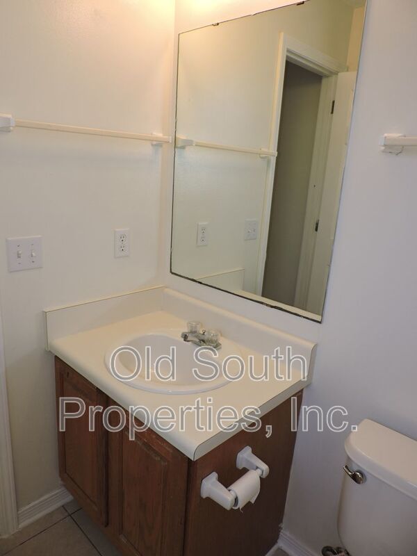 Convenient to bases & shopping! property image