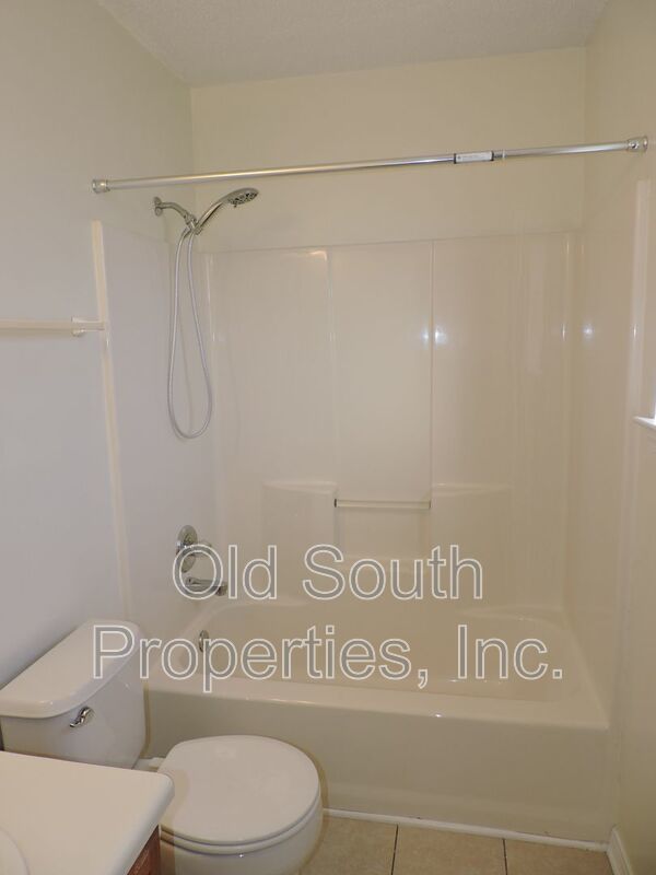 Convenient to bases & shopping! property image