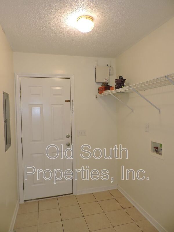 Convenient to bases & shopping! property image