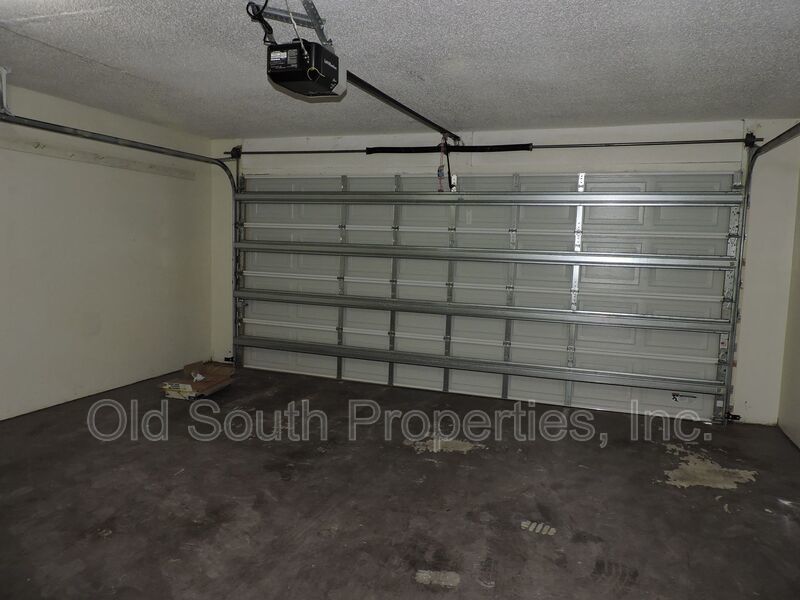 Convenient to bases & shopping! property image