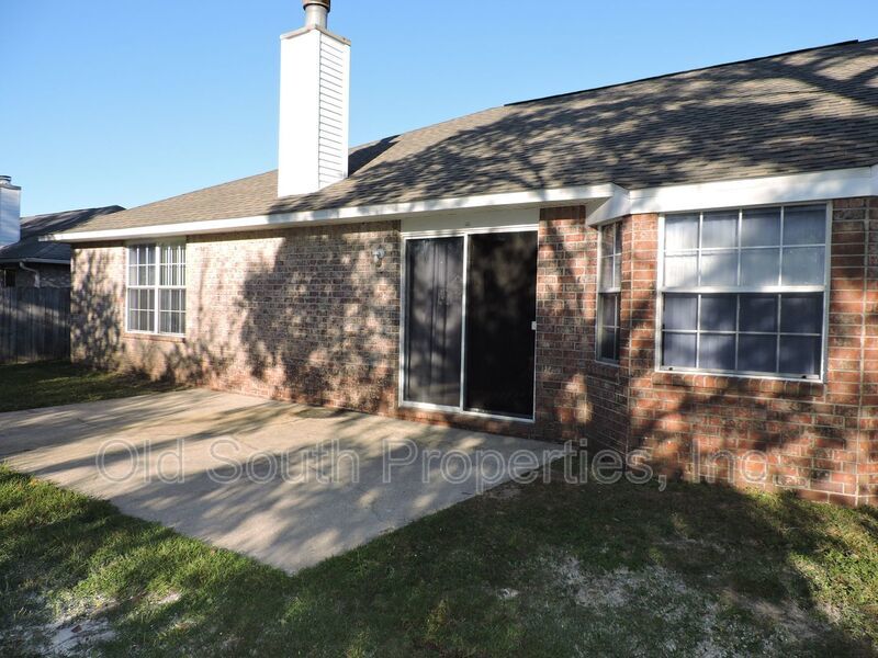 Convenient to bases & shopping! property image