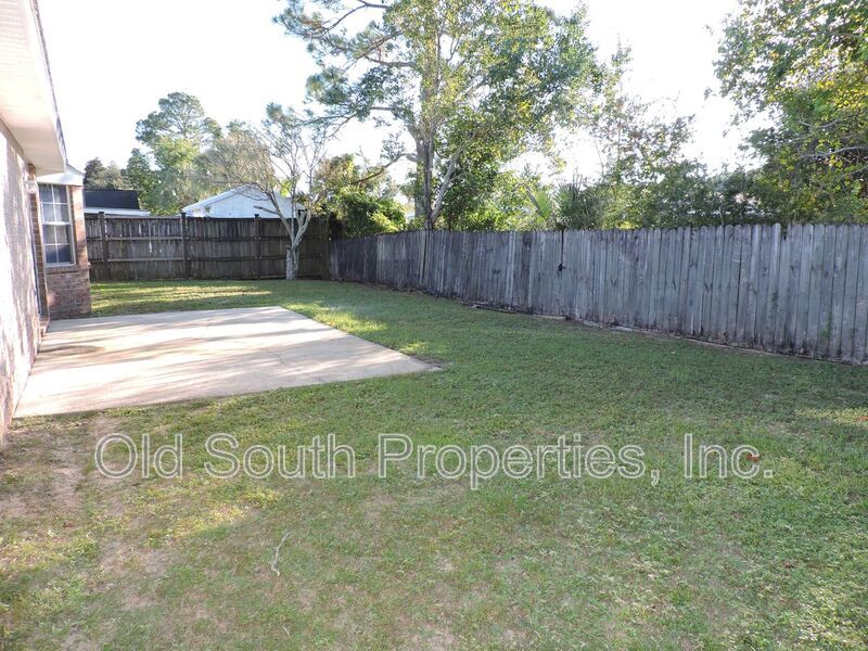 Convenient to bases & shopping! property image