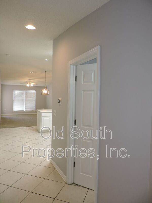 Easy access to interstate, shopping & hospitals! property image