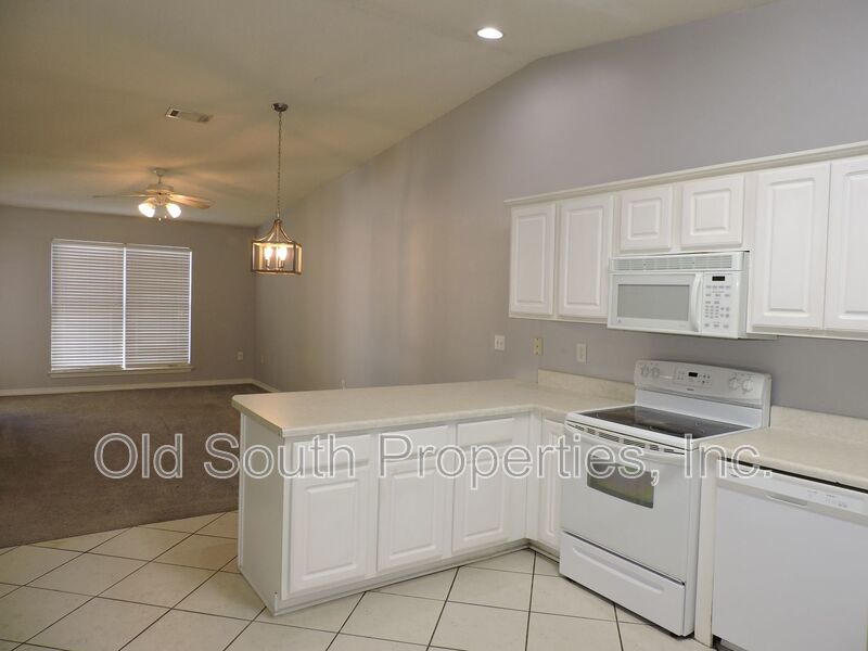 Easy access to interstate, shopping & hospitals! property image